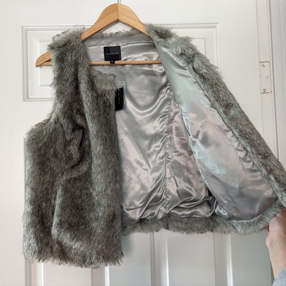 🆕 NWT {The Limited} Faux Fur Vest - Picture 5 of 10
